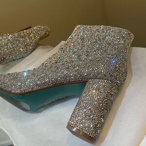 Betsey Johnson like a rhinestone cowboy.